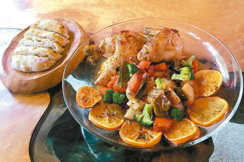 Luau Pizza招牌菜「發呆的雞」，配蔬果一起烤，肉質嫩，味道清雅。 記者李青霖／攝影