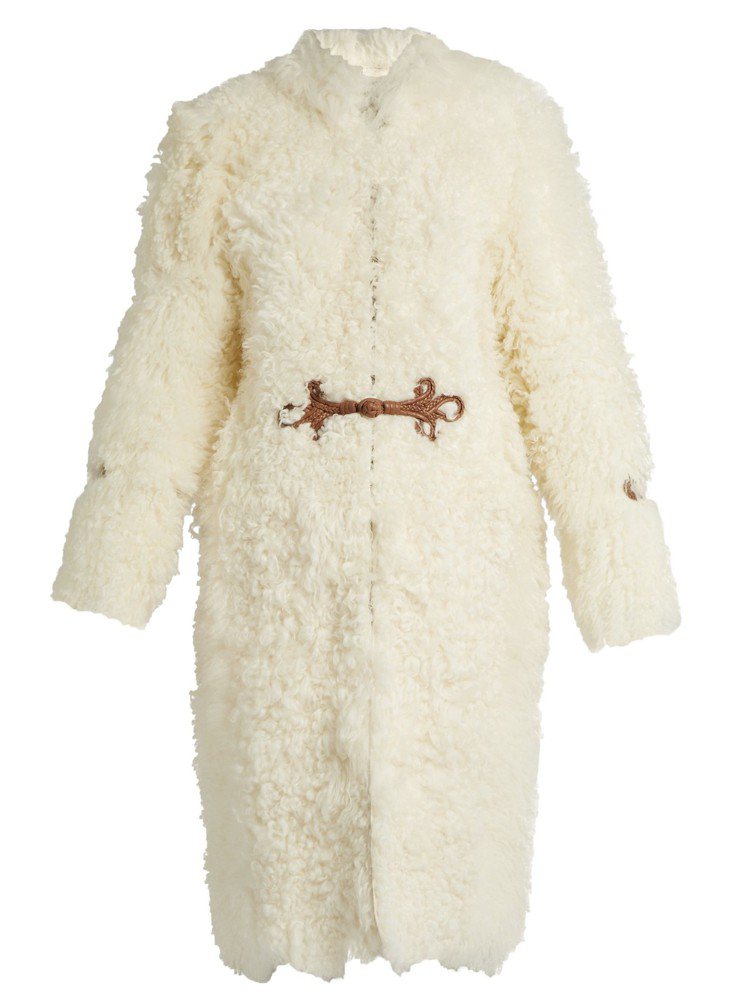 Jolin在新曲海報中穿著Roberto Cavalli乳白色羊毛大衣。圖／摘自...