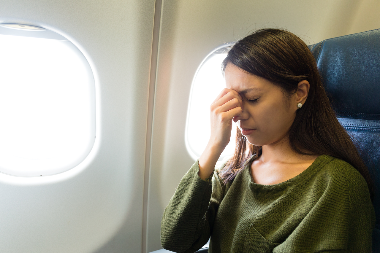 當外界氣壓突然升高時，如搭乘飛機降落或乘坐高鐵時，竇內突然形成負壓造成鼻竇粘膜損傷，引起繼發性感染，稱為氣壓創傷性鼻竇炎，也被稱為「航空性鼻竇炎」。