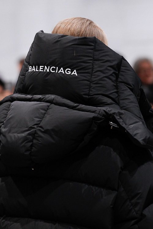 頸部附上的BALENCIAGA的LOGO重申品牌以服裝起家的傳奇地位。圖／BALENCIAGA提供