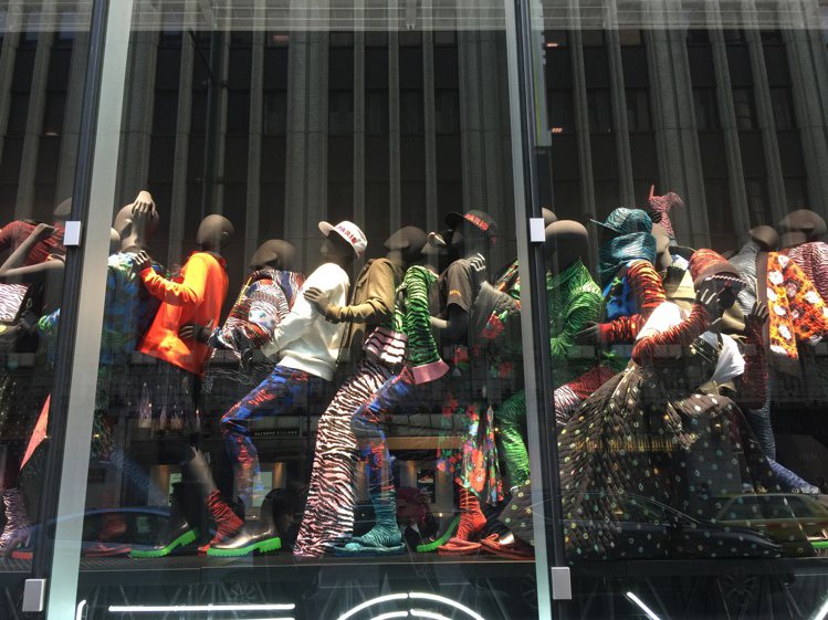 東京新宿H&M櫥窗設計以「排隊」為主題，饒富趣味。記者陶福媛／攝影