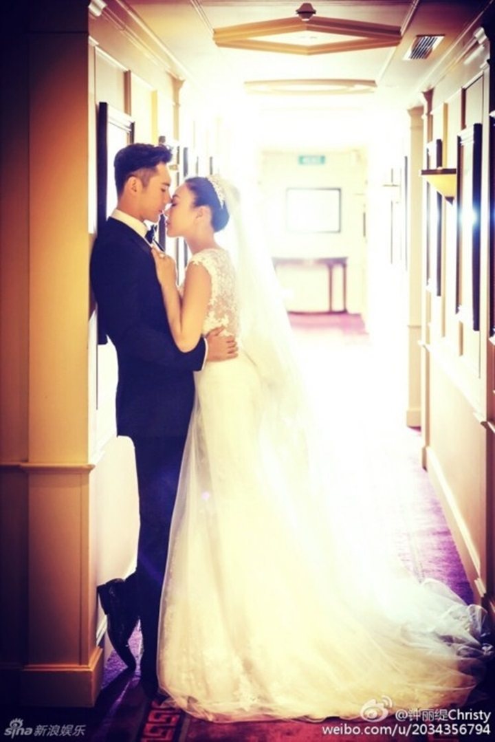鍾麗緹與張倫碩的最新婚紗照唯美浪漫。圖／取自微博