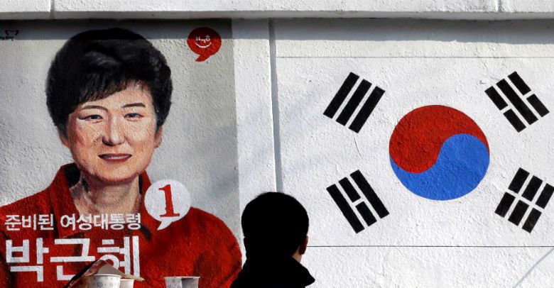 2012年朴槿惠參選總統，當年以「無父母、無丈夫、無子女」三無女的競選主軸，贏得韓國社會好感，期待她能再創父親執政實的經濟榮景。 圖／美聯社