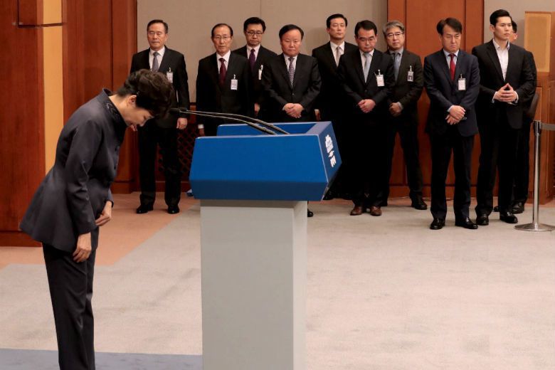 2016年10月25日，因報導指出朴槿惠密友可能「干政」，朴槿惠以一分鐘時間，向南韓全體人民鞠躬道歉。 圖／路透社