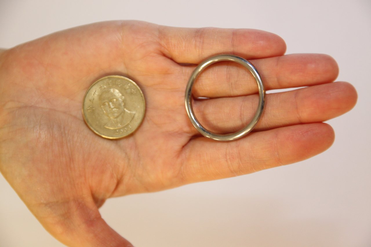 男子使用的屌環只比50元硬幣大一些。記者黃寅／攝影