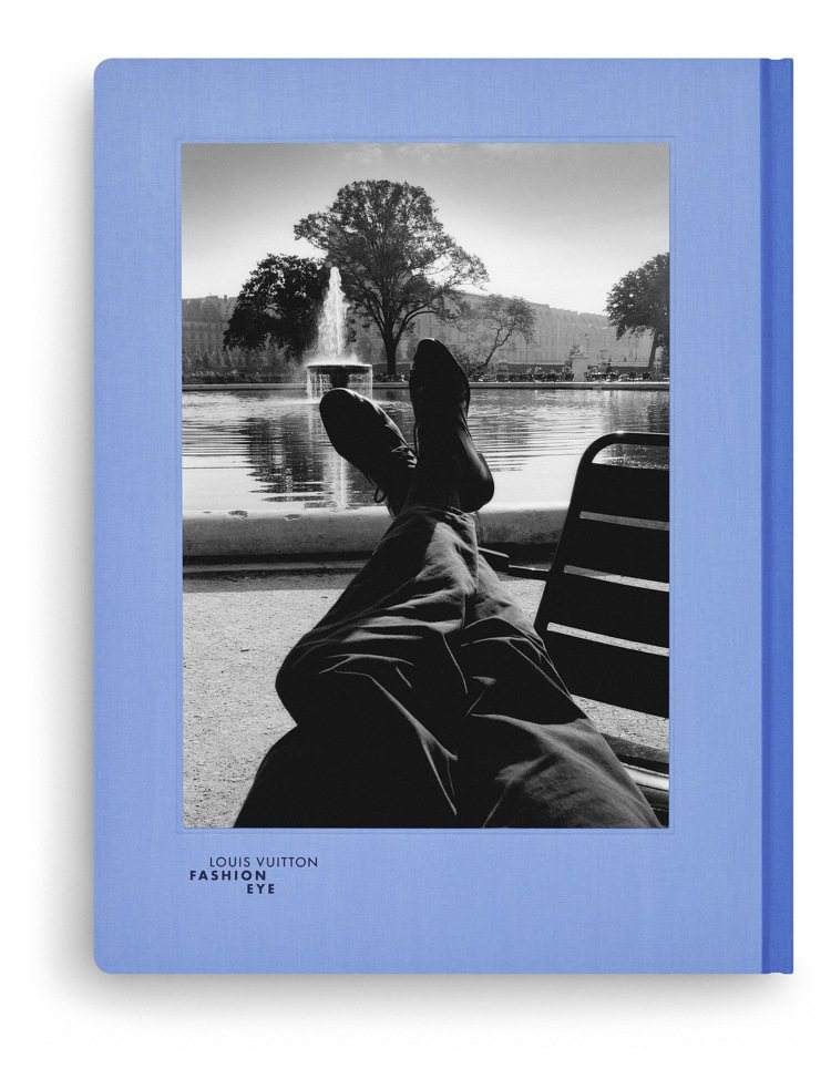 《 FASHION EYE》旅遊攝影集，此為Jeanloup Sieff操刀的巴黎主題（封底），單本售價1,950元。圖／LV提供