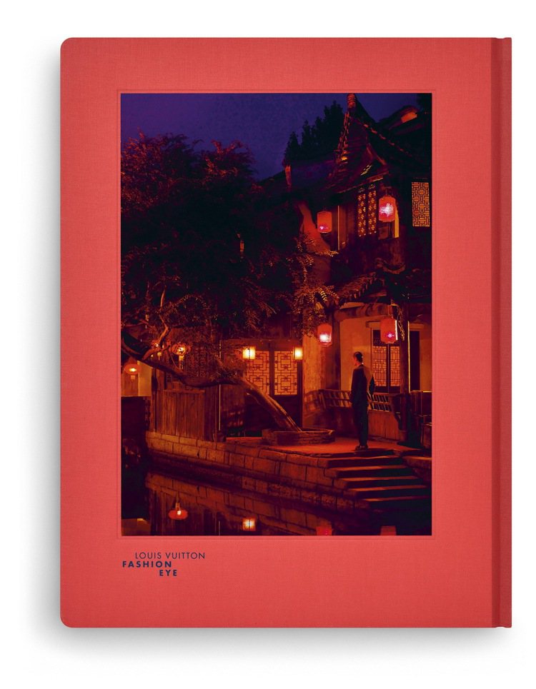 《 FASHION EYE》旅遊攝影集，此為夏永康操刀的上海主題（封底），單本售價1,950元。圖／/LV提供
