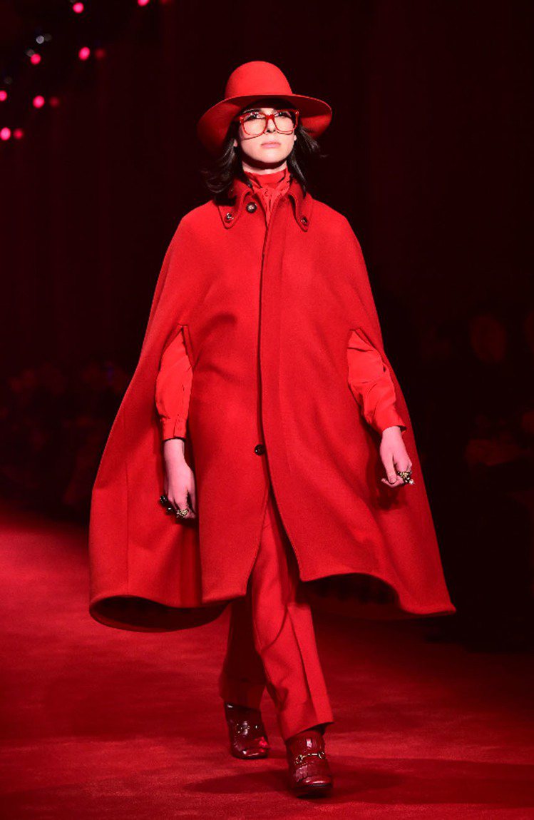 Gucci男裝系列也推出紅色斗篷。圖／法新社