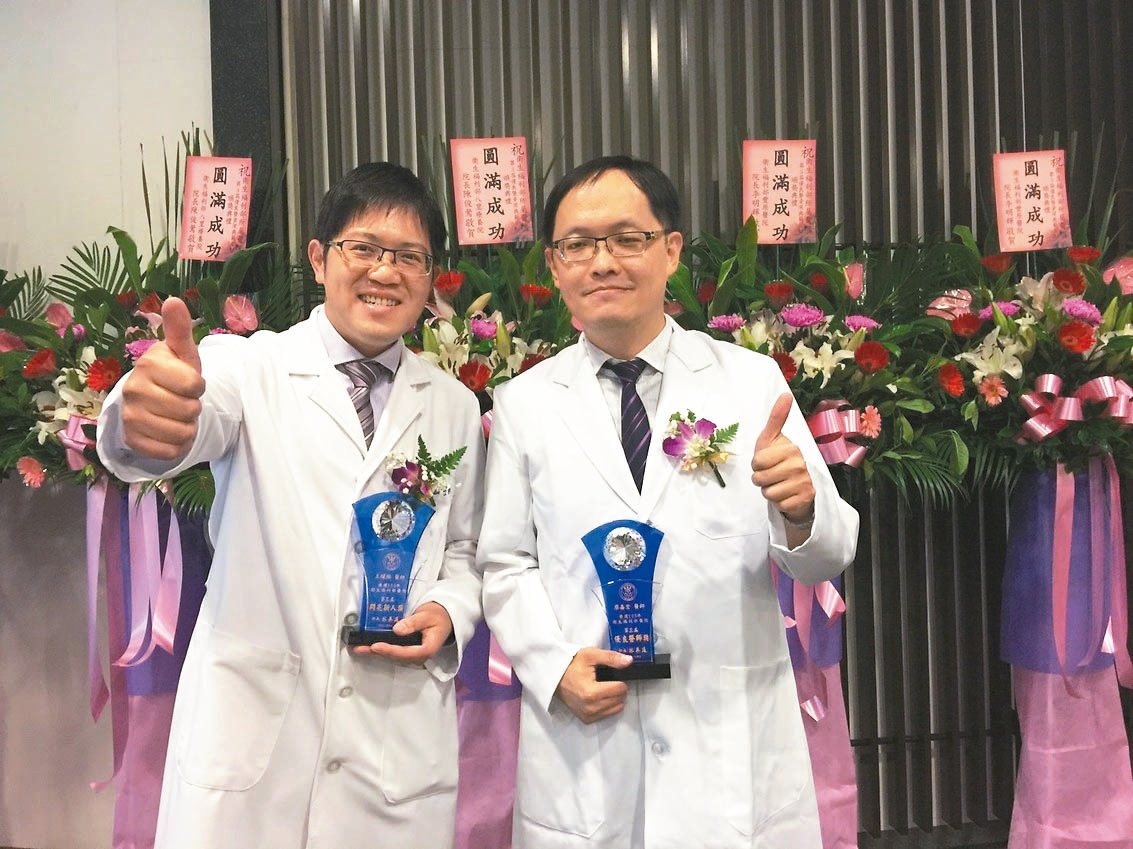 南投醫院王耀麟（左）和廖嘉宏二位良醫，昨天獲衛福部選為年度「閃亮新人獎」和「優良醫師獎」。