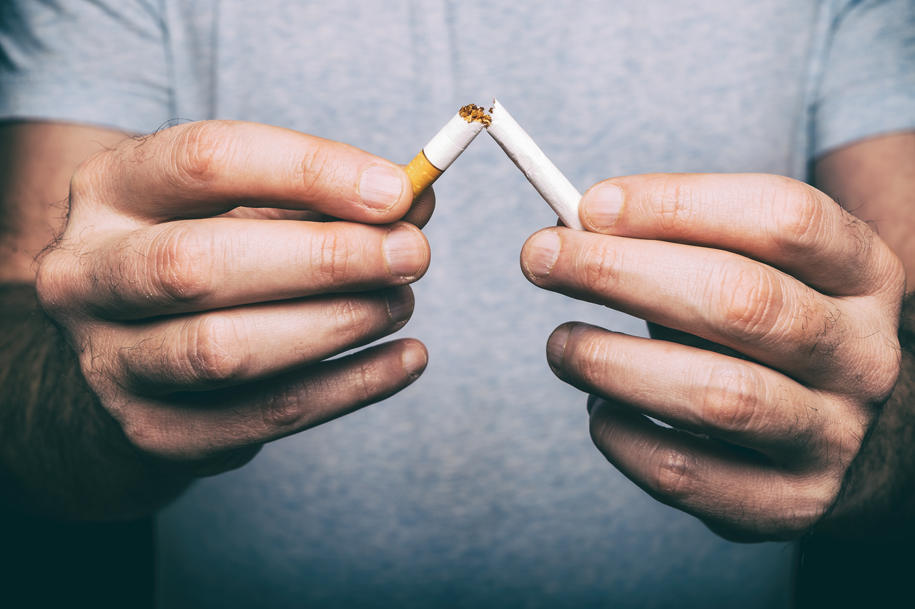 儘管死於肺癌的多數人抽菸，但是20%的病患從未抽菸。不抽菸者患肺癌的風險因素，包括土壤和建材散發的氡氣、接觸二手菸、石棉、空氣污染、柴油和基因。