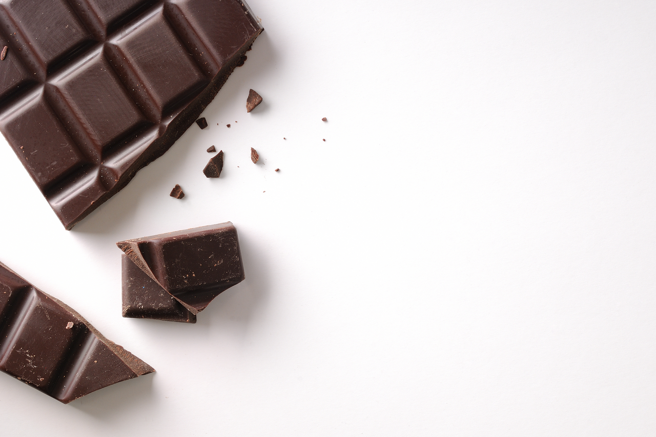 黑巧克力是最常被視為超級食物的美食，號稱有益心臟並含豐富抗氧化物，但是也屬高熱量食物。