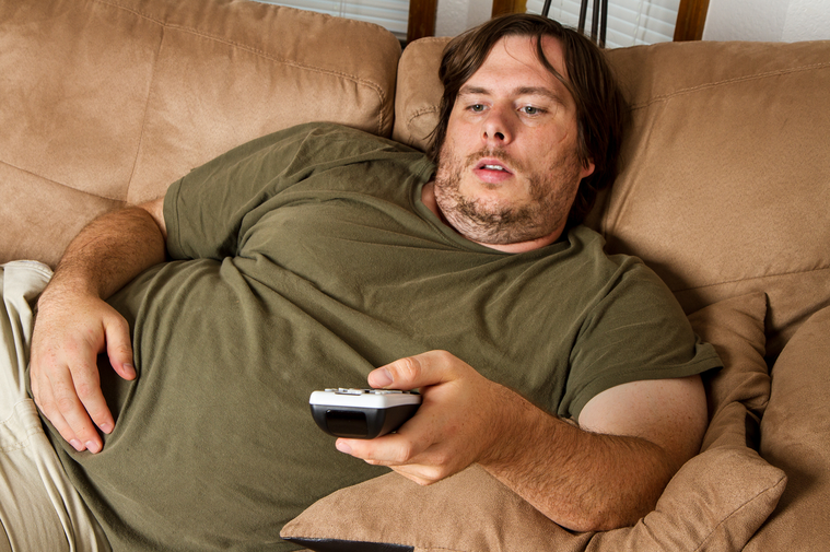 研究稱看電視增加腸癌風險，愛看電視的男性要注意了。 圖／shutterstock