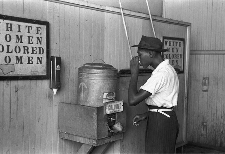 美國黑白種族隔離的時代，有色人種與白人不能共同使用同一台飲水機，法律刻意地使用「隔離但平等」所謂折衷辦法，仍是掩藏不了歧視的本質。 圖／維基共享