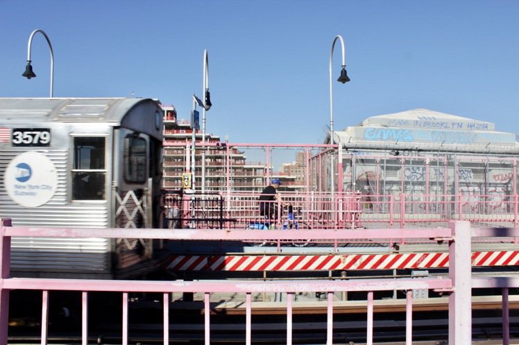 藍天與威廉斯堡大橋的粉紅圍欄相互輝映，相當可愛。圖／紐約台妹 NY Tai Mei提供