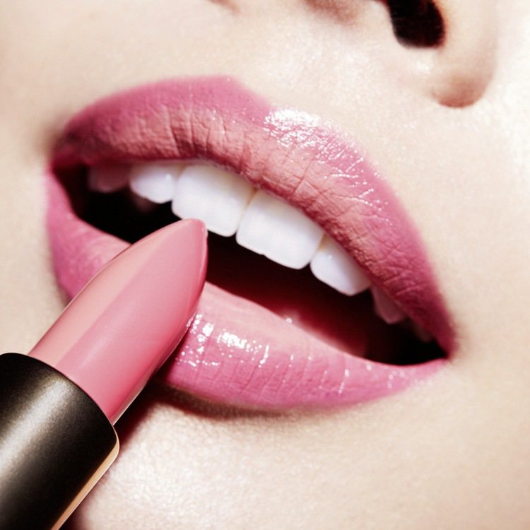 雙色唇膏打造漸層唇妝的風潮從韓妝吹到歐美品牌。圖／雅詩蘭黛提供