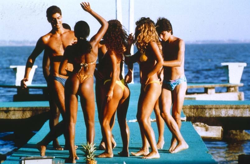 巴西男女的豪放熱情在「黏巴達貼舞」徹底展現。圖／摘自iVid.it