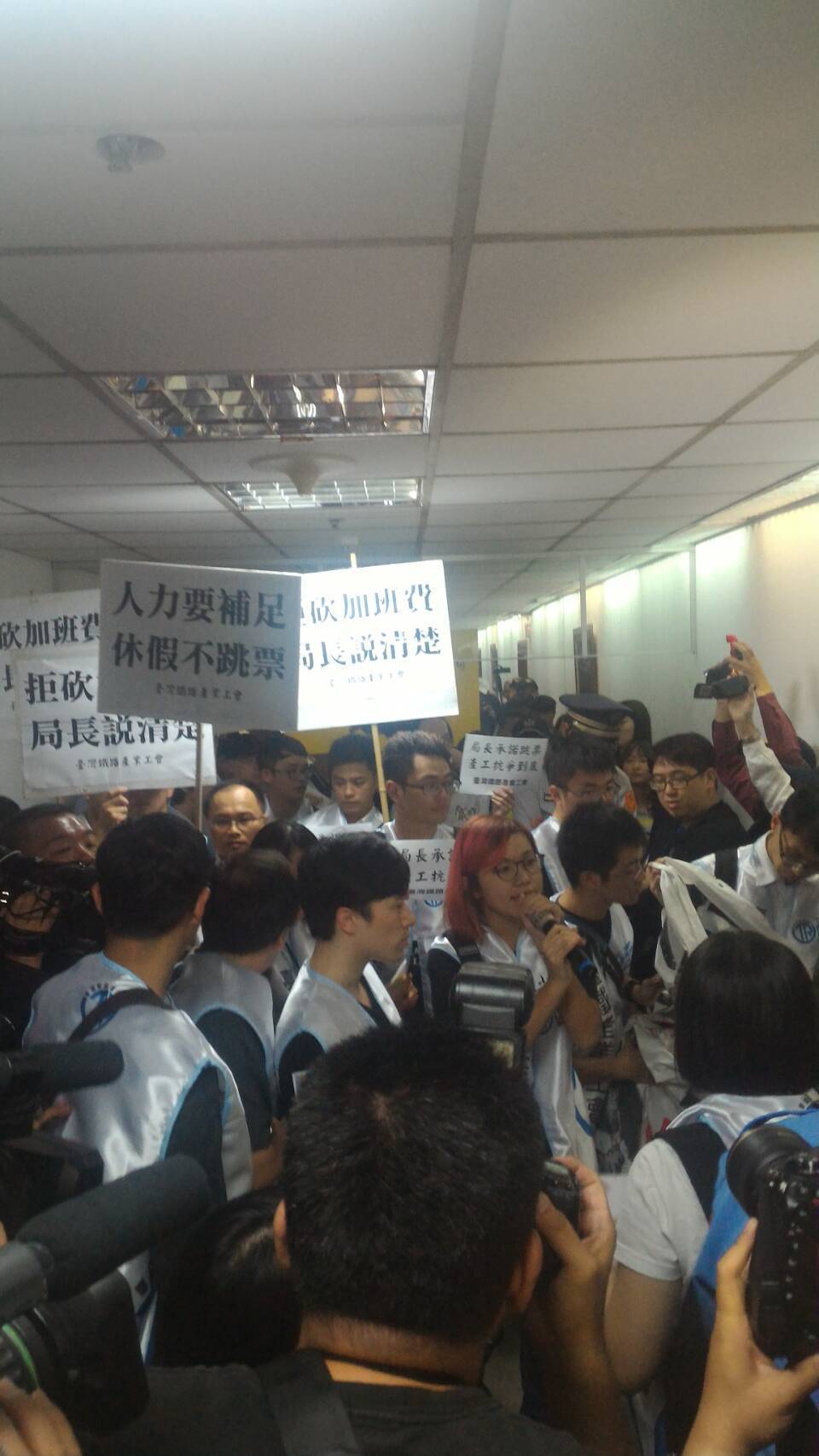 台灣鐵路產業工會今天下午動員百人到台北車站抗議。圖／讀者提供