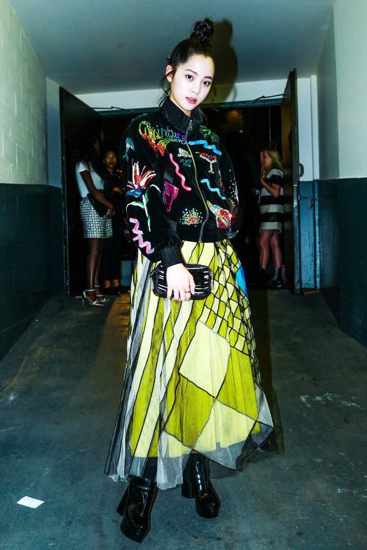 歐陽娜娜到紐約觀賞Marc Jacobs 2017春夏系列時裝秀，身穿品牌201...