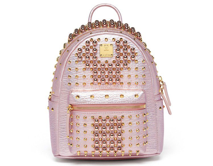 Stark Pearl Studs小型珍珠鉚釘裝飾粉紅色後背包，售價69,000...