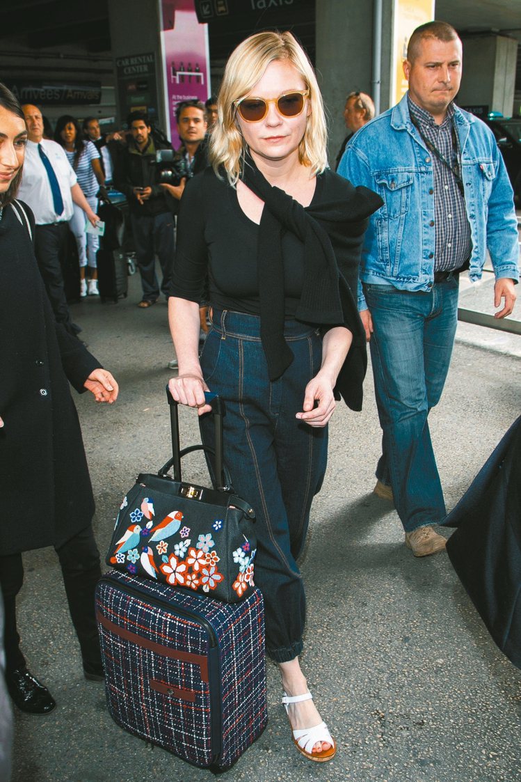 克莉絲汀鄧斯特以香奈兒的行李箱引人注目。 圖／摘自POPSUGAR