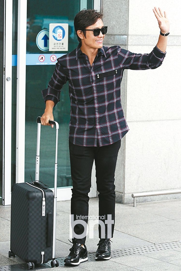 李秉憲是少數自己提行李箱現身機場的韓星。 圖／摘自BNT