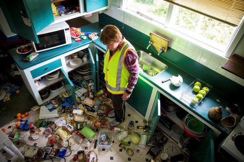 一名紐西蘭民眾站在地震過後的廚房裡。 圖／美聯社