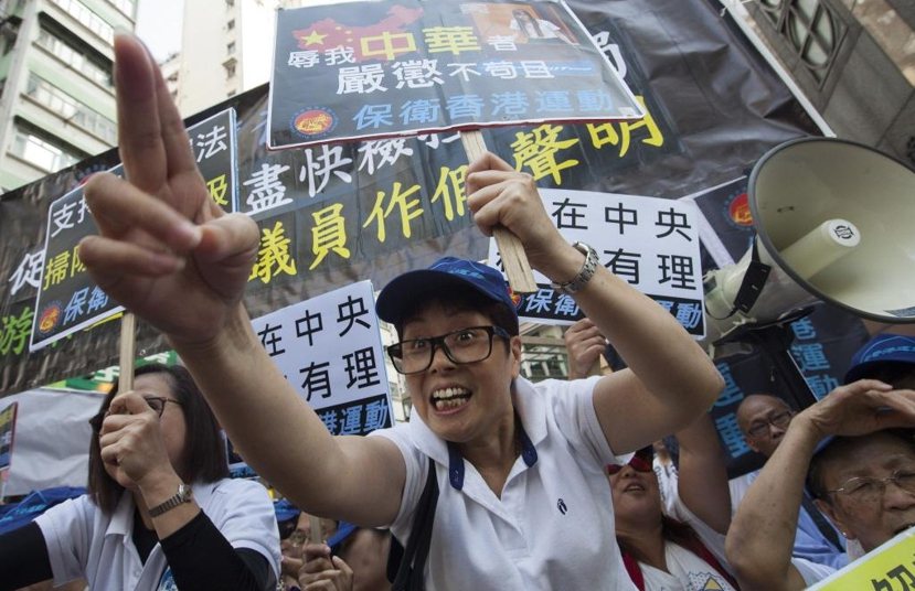 人大釋法風波再次撕裂香港社會，11月13日，反對港獨、支持人大釋法的香港民眾，亦...