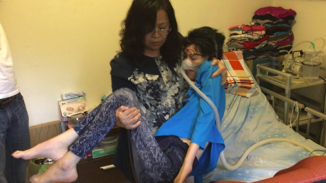 漸凍人「小娟」發病一年全身癱瘓，擔心婆婆搬運她腰椎受傷。記者林孟潔／攝影