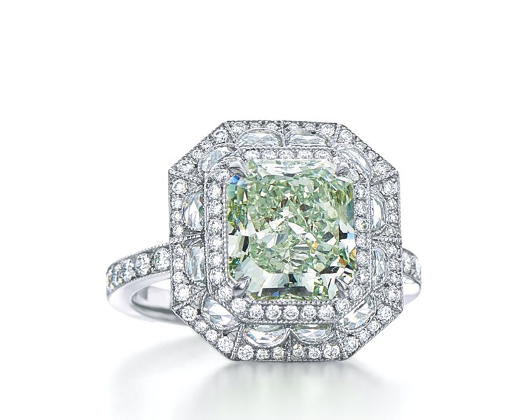 Tiffany 3.03克拉濃彩綠鑽戒指，8,022萬5,000元。圖／ Tiffany & Co.提 供