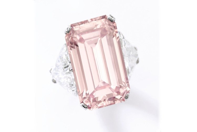 這顆主石重17.07克拉的fancy intense pink 粉紅鑽戒日前在蘇富比日內瓦以近2千1百萬美元成交。圖／蘇富比提供