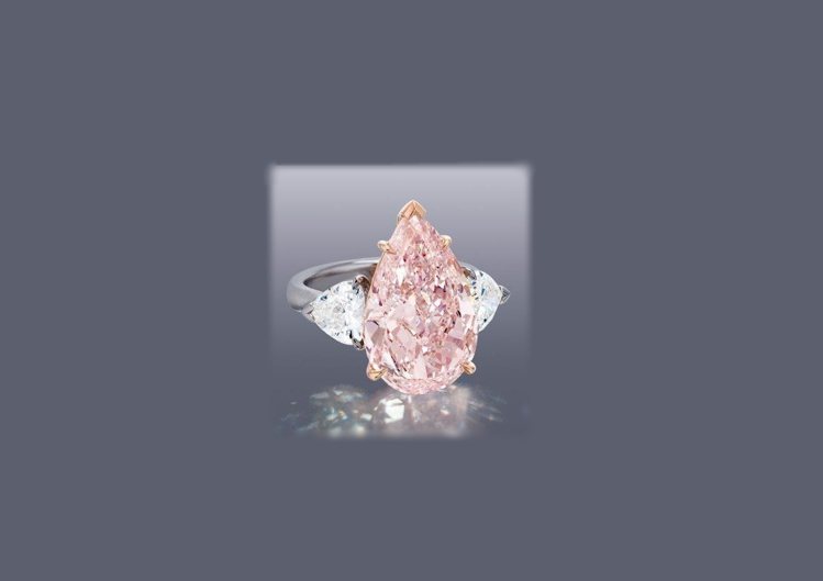 富藝斯將於月底推出7.93克拉梨形fancy pink彩粉紅鑽戒指，是估價最高的珠寶拍品。圖／摘自富藝斯官網