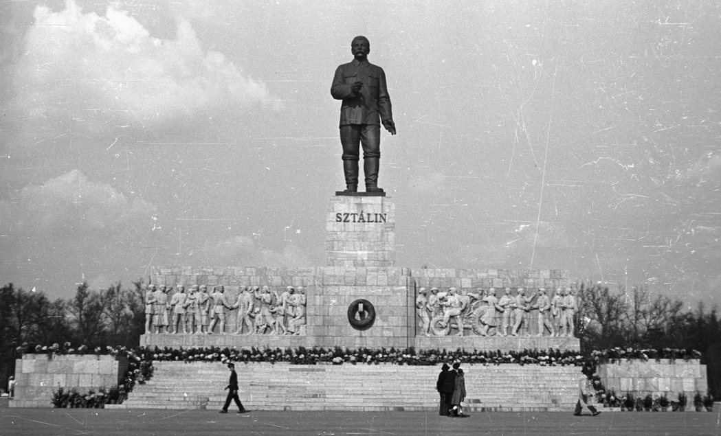 1953年，布達佩斯的史達林紀念碑。在史達林的安排下，鐵幕治下的匈牙利，很快地被...