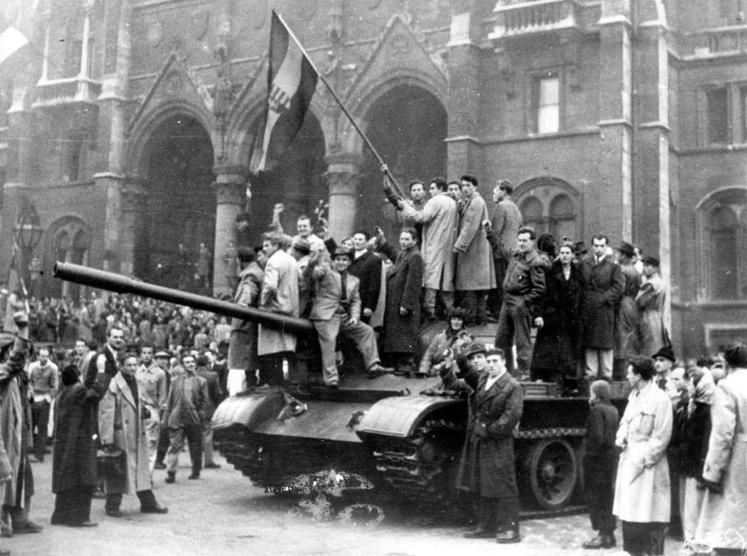 當銅像倒下的瞬間，匈牙利社會被壓迫已久的民怨隨之爆發，大批「自由鬥士」也湧上布達...