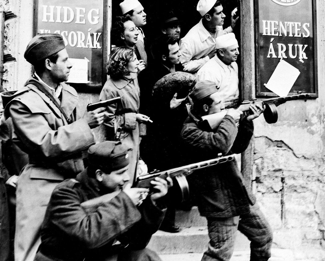 1956年11月，紅軍開進布達佩斯，大批「自由鬥士」與市民，正對反撲的秘密警察武...