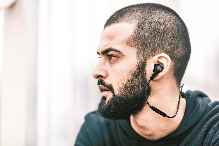 藍牙無線入耳式耳機Beoplay H5，使用者可以選擇預設的聲音情境。 圖／B&O PLAY提供