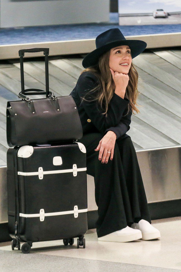 潔西卡艾芭以休閒裝扮搭配Longchamp的Paris Premier包，模樣青春可愛。圖／Longchamp提供