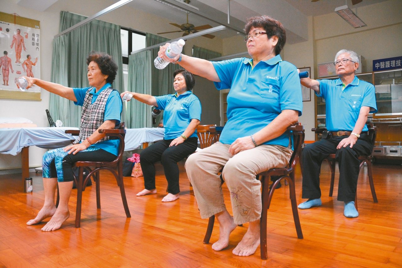 慈濟科技大學首度推出「運動處方箋」課程，教導阿公阿嬤鍛鍊腰力、腿力。