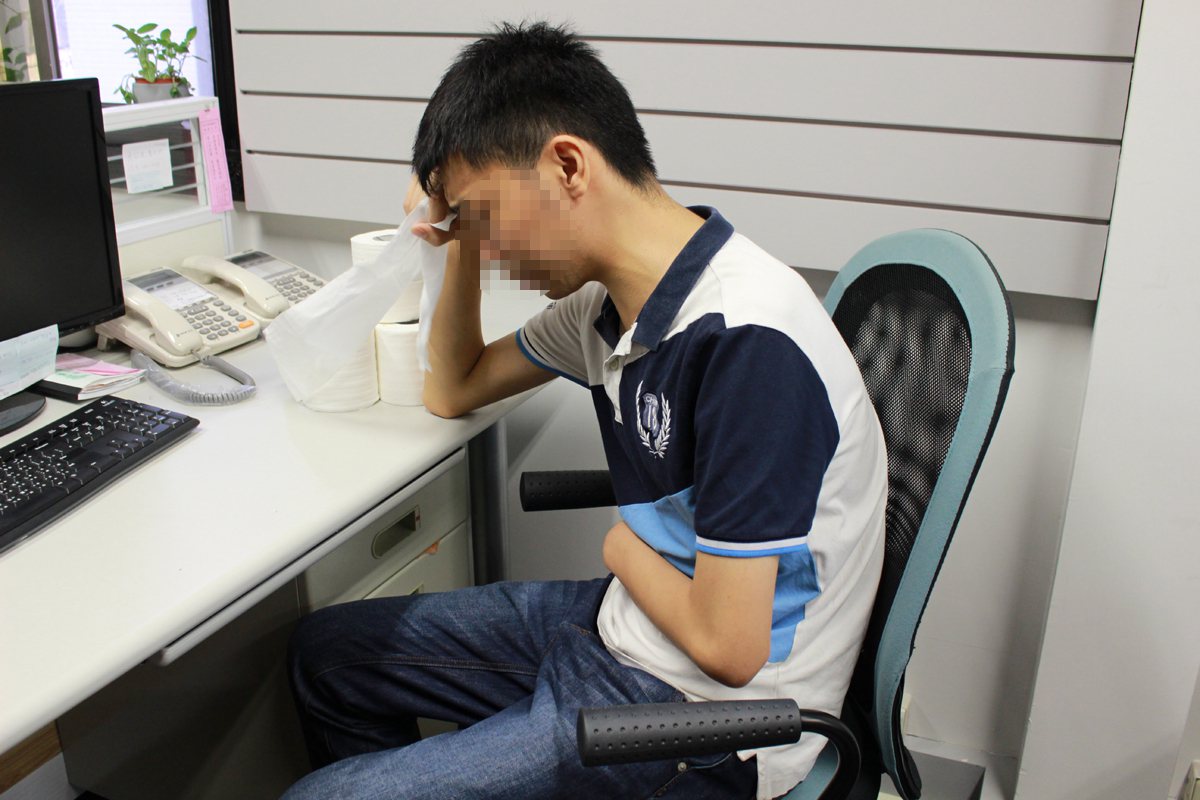 26歲王同學體型瘦高，6年前突然高燒，經常腹痛、腹瀉、血便，一天跑15趟廁所，就醫檢查才確診為「潰瘍性結腸炎」。