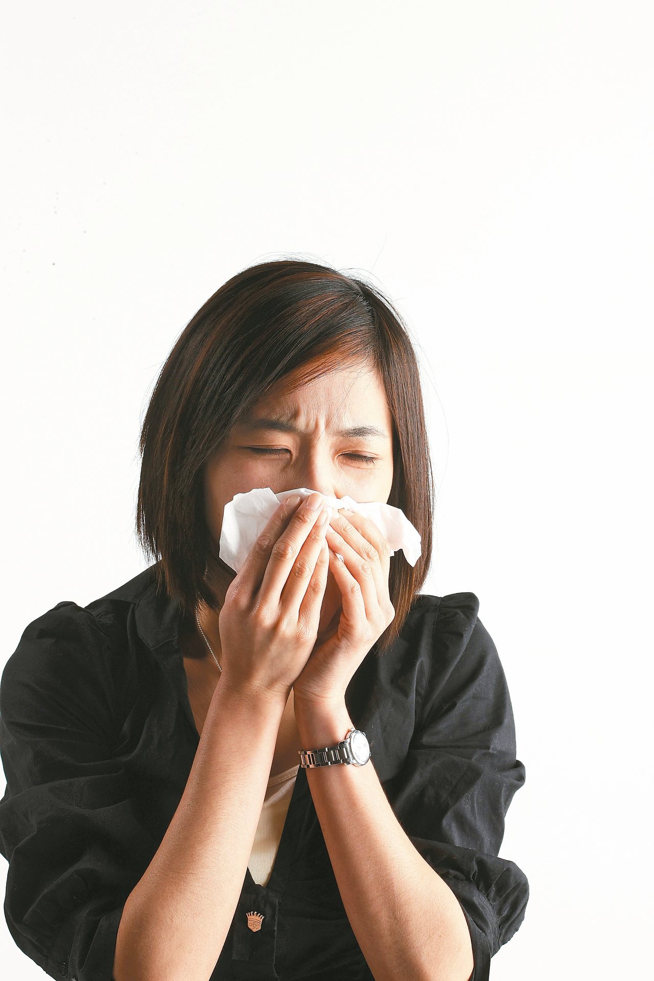 不少過敏性鼻炎患者早上一起床就頻頻打噴嚏、流鼻水，晚上睡覺時鼻涕倒流，影響睡眠品質。