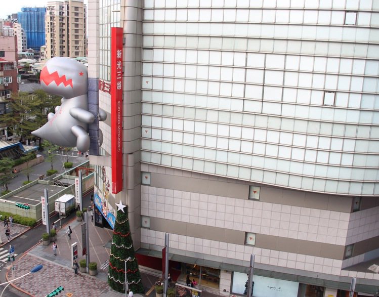 新光三越台北南西店三館外牆上的b.dinosaur銀色空飄恐龍氣球。圖／新光三越提供
