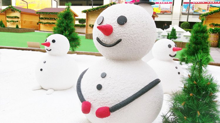 正在施工準備中的台北101法國史特拉斯堡耶誕市集，有可愛雪人佈置。記者江佩君／攝影