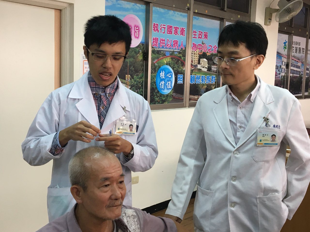 68歲高姓患者在中風復發後，接受花蓮醫院中醫科的針灸輔助治療，不僅縮短復原時間也降低復發機率。記者徐庭揚／攝影