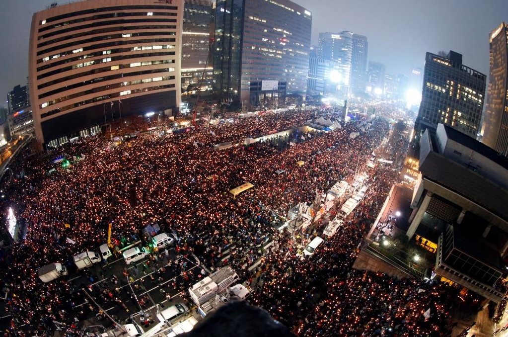 11月26日當天的示威人數竟超過140萬人，大韓民國建國至今，從未見過如此龐大的...