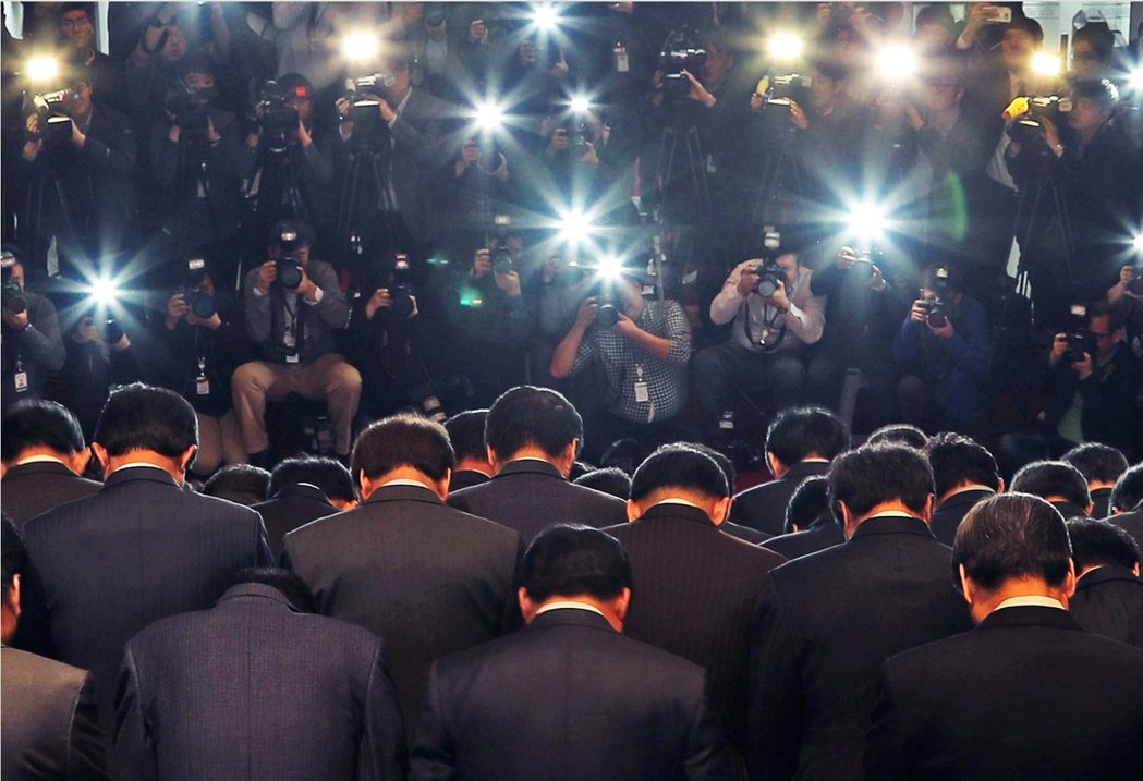 11月4日，一批新世界黨的國會議員，就朴槿惠涉入崔順實案一事，向全體國民致歉。 ...