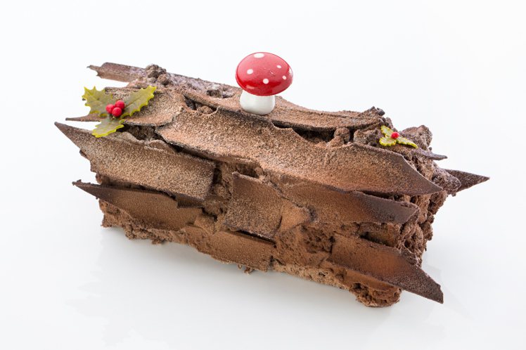 文華餅房黑森林樹幹蛋糕，主廚特別以巧克力片交錯堆疊的方式，更逼真呈現「樹幹」模樣，即日起至12月25日期間供應。圖／台北文華東方酒店提供