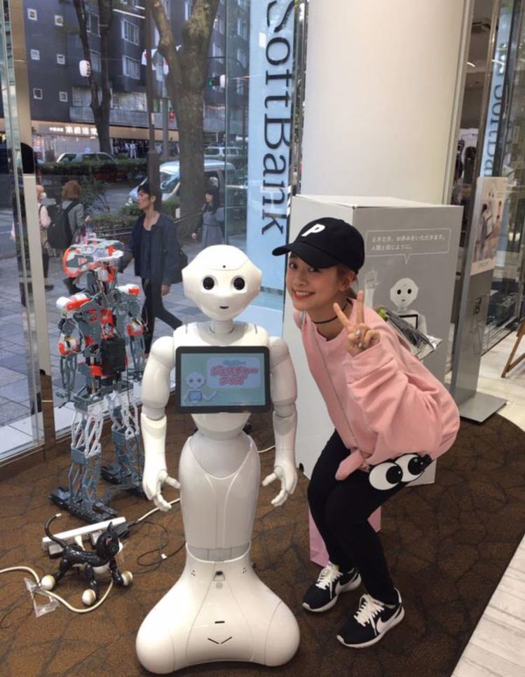 鬼鬼到日本宣傳，開心和機器人合照。圖／鬼鬼提供