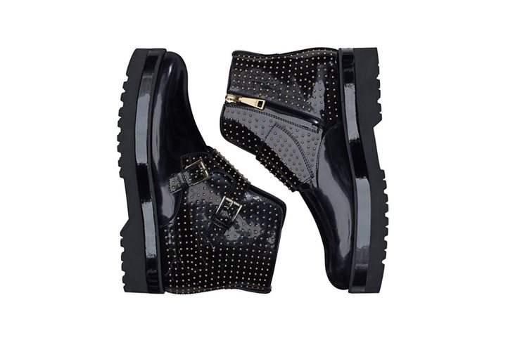 ROUTE光面皮革飾金屬鉚釘騎士風短靴，售價34,600元。圖／HOGAN提供