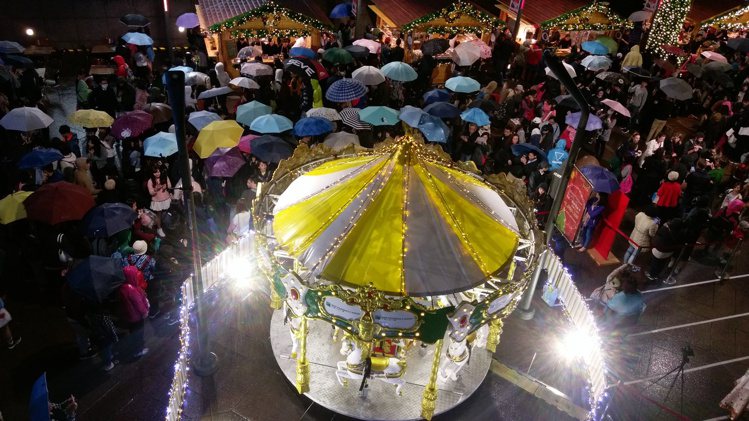 台北101史特拉斯堡耶誕市集，飄著雨的晚上也擠滿人潮。記者江佩君／攝影