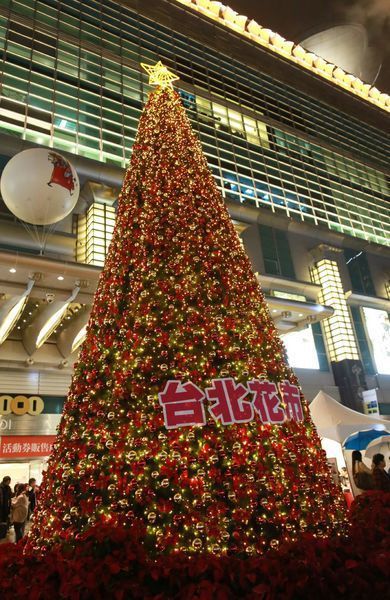 掛著台北花市的耶誕樹。圖／摘自老虎狗blog