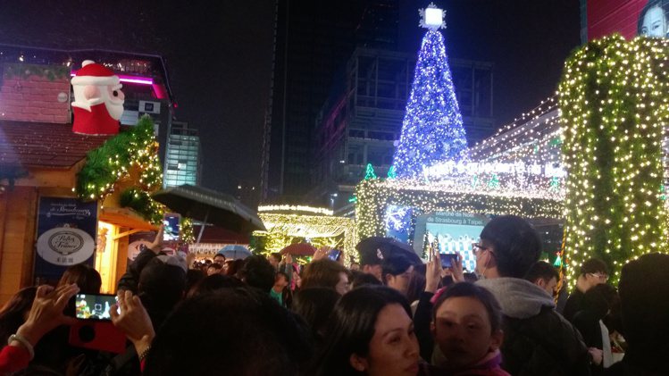 耶誕市集開幕第一天現場人潮擁擠。圖／記者江佩君攝影